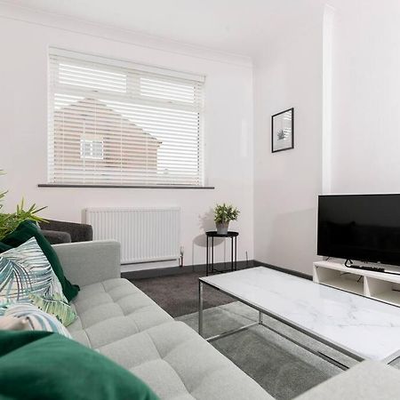 Modern Centrally Located 3 Bed Property With Tvs In Each Bedroom Super Fast Wifi And Crisp White Hotel Linen Hosted By Our Home Short Stays Дарлингтон Экстерьер фото