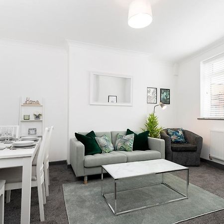Modern Centrally Located 3 Bed Property With Tvs In Each Bedroom Super Fast Wifi And Crisp White Hotel Linen Hosted By Our Home Short Stays Дарлингтон Экстерьер фото