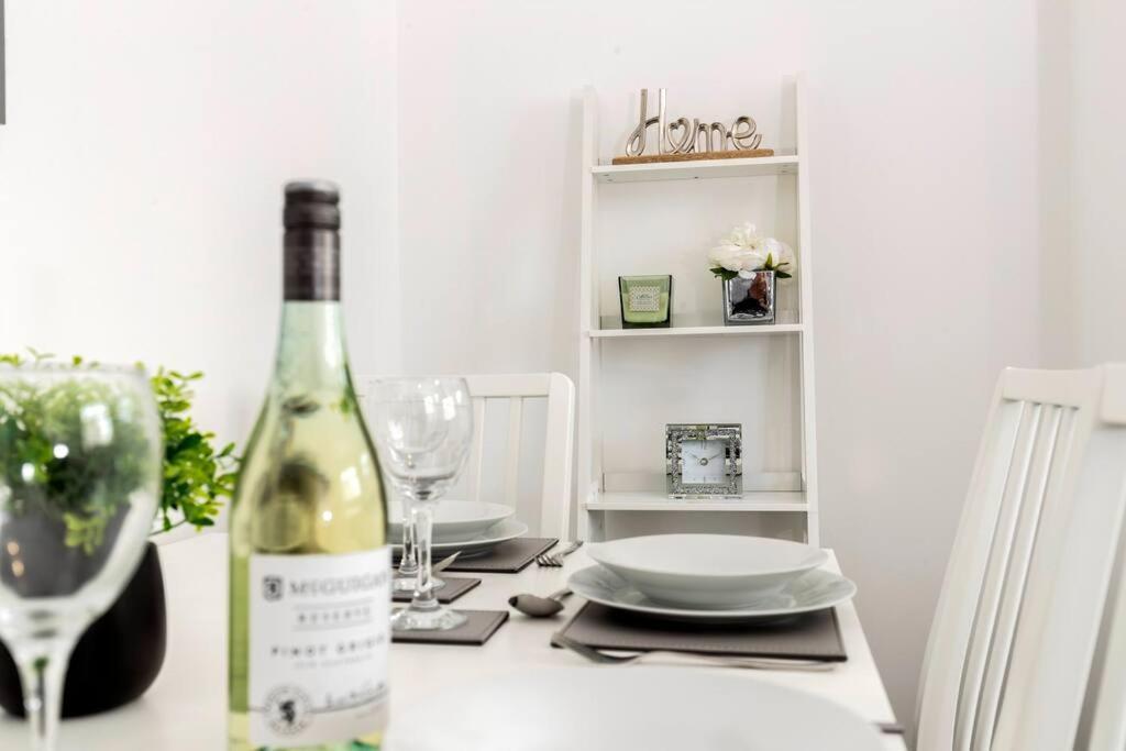 Modern Centrally Located 3 Bed Property With Tvs In Each Bedroom Super Fast Wifi And Crisp White Hotel Linen Hosted By Our Home Short Stays Дарлингтон Экстерьер фото