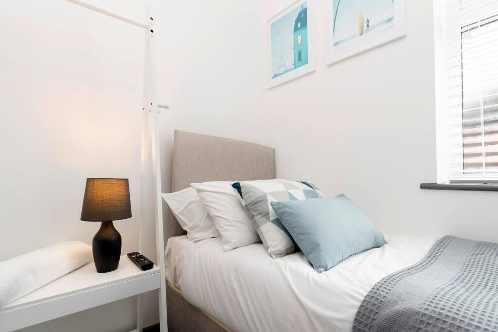 Modern Centrally Located 3 Bed Property With Tvs In Each Bedroom Super Fast Wifi And Crisp White Hotel Linen Hosted By Our Home Short Stays Дарлингтон Экстерьер фото