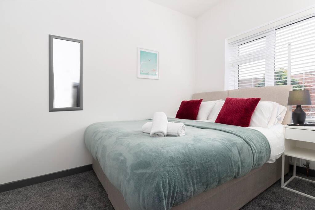 Modern Centrally Located 3 Bed Property With Tvs In Each Bedroom Super Fast Wifi And Crisp White Hotel Linen Hosted By Our Home Short Stays Дарлингтон Экстерьер фото