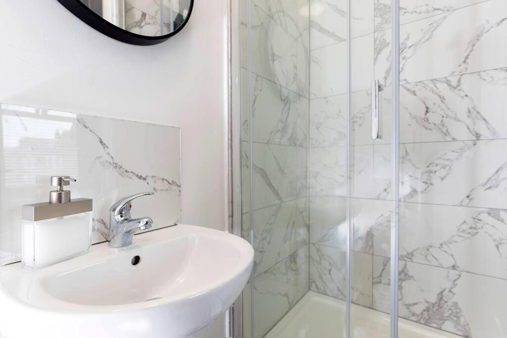 Modern Centrally Located 3 Bed Property With Tvs In Each Bedroom Super Fast Wifi And Crisp White Hotel Linen Hosted By Our Home Short Stays Дарлингтон Экстерьер фото