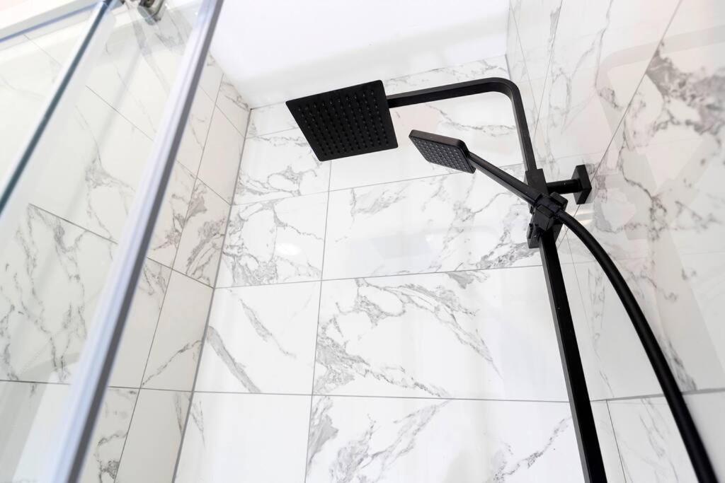 Modern Centrally Located 3 Bed Property With Tvs In Each Bedroom Super Fast Wifi And Crisp White Hotel Linen Hosted By Our Home Short Stays Дарлингтон Экстерьер фото