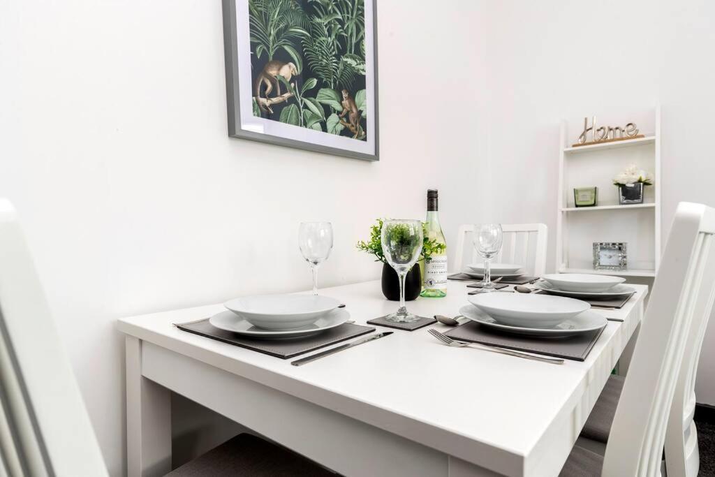 Modern Centrally Located 3 Bed Property With Tvs In Each Bedroom Super Fast Wifi And Crisp White Hotel Linen Hosted By Our Home Short Stays Дарлингтон Экстерьер фото